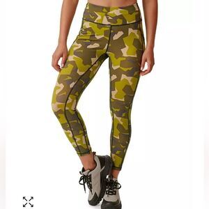 NWT Womens Green Camo Athletic Leggings Workout Pants Running Hiking Gym X-Small